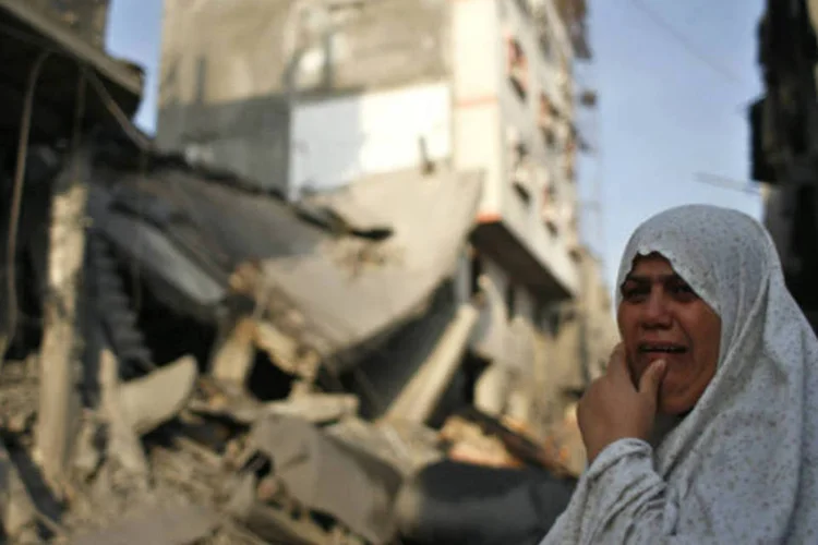 
	Mulher palestina chora em frente a uma casa destru&iacute;da ap&oacute;s um ataque a&eacute;reo israelense em Gaza
 (REUTERS/Mohammed Salem)