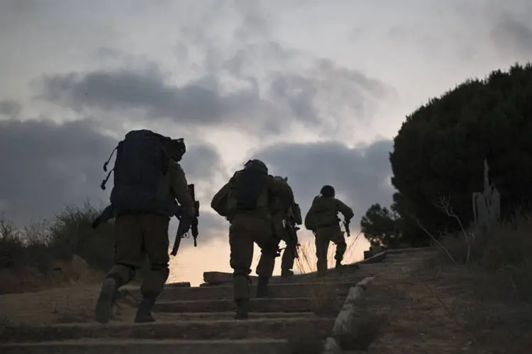 
	Soldados israelenses patrulham uma regi&atilde;o de fronteira com o norte da Faixa de Gaza
 (Amir Cohen/Reuters)