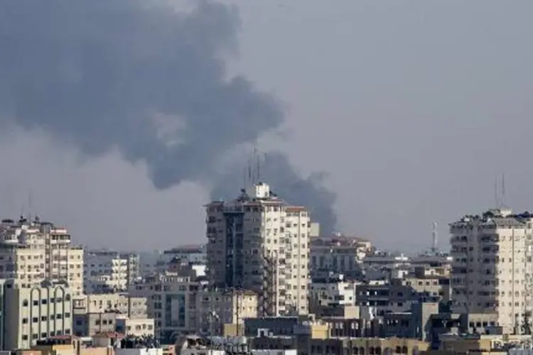 Fumaça é vista após ataque israelense em Gaza: Emirados Árabes ofereceram ajuda financeira para reconstrução da região (Marco Longari/AFP)