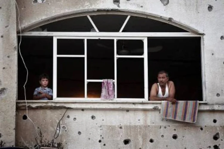 Homem palestino é visto em casa na cidade de Beit Hanun, norte da Faixa de Gaza (Thomas Coex/AFP)