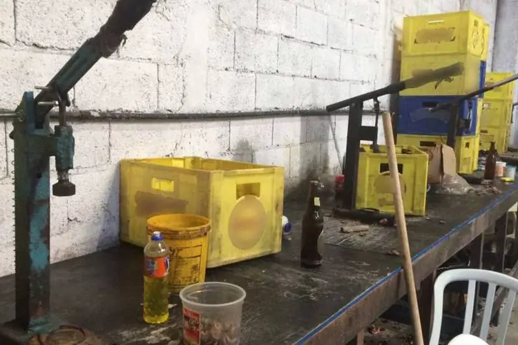 Prensagem de tampinhas usadas nas garrafas  (Deic/ Polícia Civil/ Divulgação)