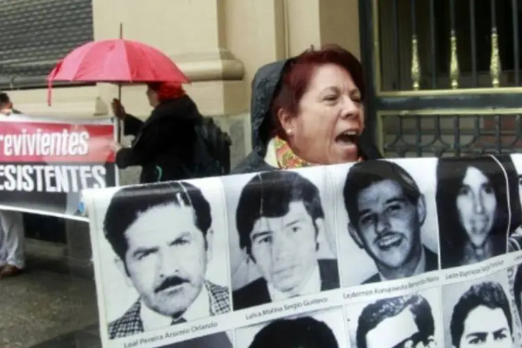 Membros da Associação de Familiares de Presos Executados protestam contra Manuel Contreras, chefe da polícia da ditadura de Augusto Pinochet (Claudio Reyes/AFP)