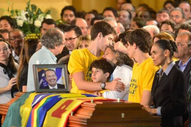 
	Vel&oacute;rio de Eduardo Campos: seu corpo est&aacute; sendo velado ao lado do fot&oacute;grafo e de seu asssessor
 (Agência Brasil/Fernando Frazão)