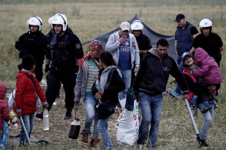 
	Resgate: as boas condi&ccedil;&otilde;es meteorol&oacute;gicas est&atilde;o ajudando no resgate
 (Yannis Kolesidis / Reuters)