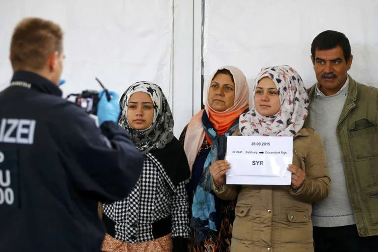 
	Fam&iacute;lia de refugiados sendo registrados: &quot;Mas desde setembro, n&atilde;o h&aacute; uma s&oacute; pessoa que chegue que n&atilde;o seja registrada&quot;
 (Reuters / Dominic Ebenbichler)