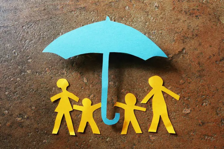 Família embaixo de guarda-chuva (zimmytws/Thinkstock)