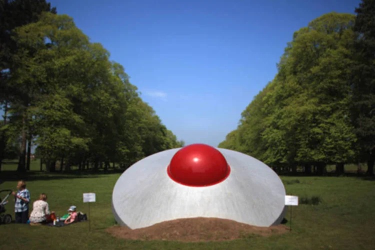 Família faz piquenique ao lado de Ovini caído em exposição de arte contemporânea de Bristol (Christopher Furlong /Getty Images)