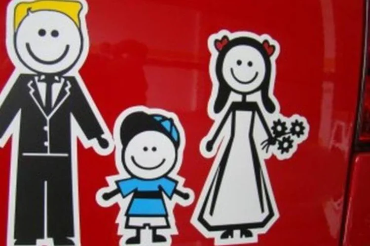 Adesivos "Família Feliz" viram febre e oportunidade de lucro para pequenos empreendedores (Divulgação)