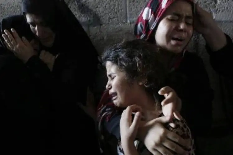 Familiares choram durante funeral em Gaza (Mohammed Abed/AFP)