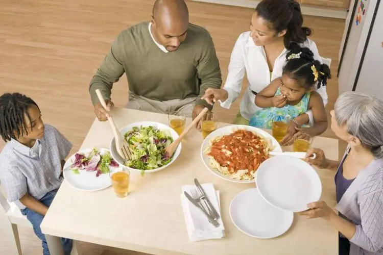 Família Jantar em família almoço mesa pais e filhos (Thinkstock)