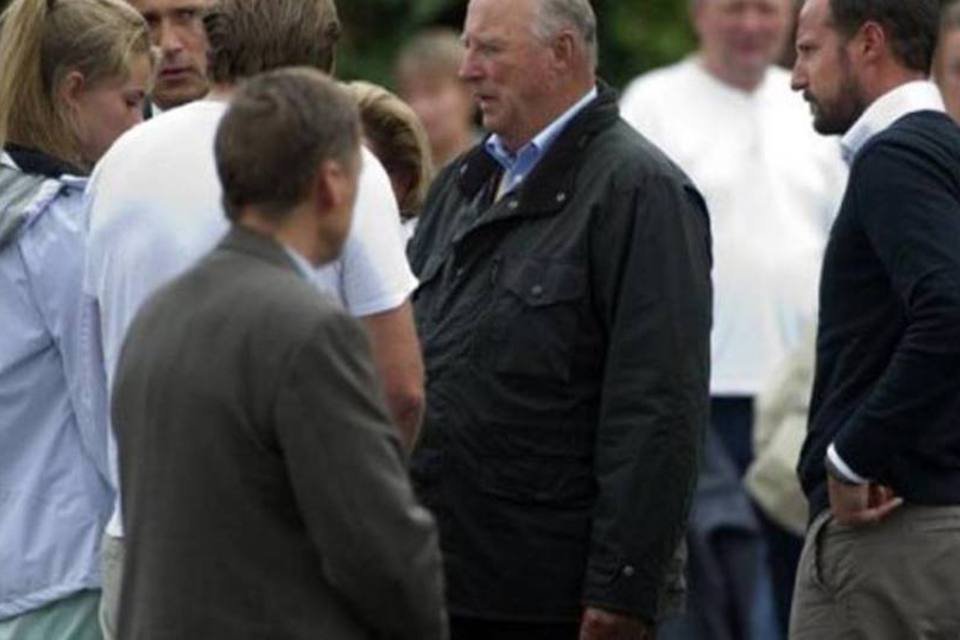 Família real da Noruega visita sobreviventes do atentado