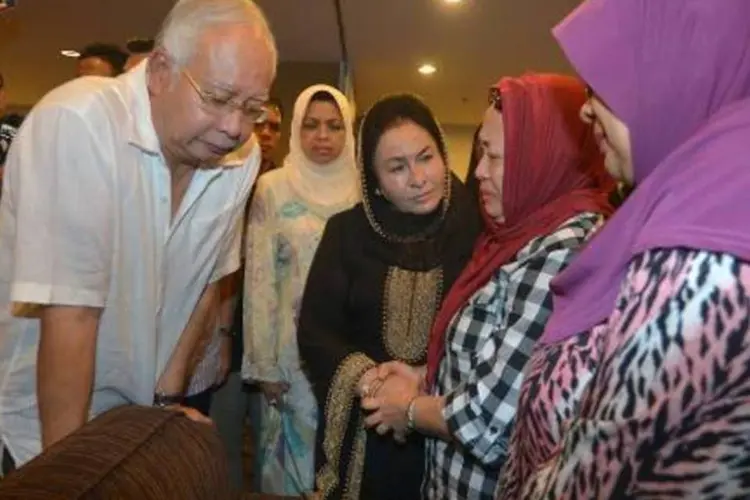 O premier da Malásia, Najib Razak, encontra-se com parentes de uma vítima da queda do avião, em um hotel de Putrajaya (Zarith Intan Suhana Binit Zulkif/AFP)