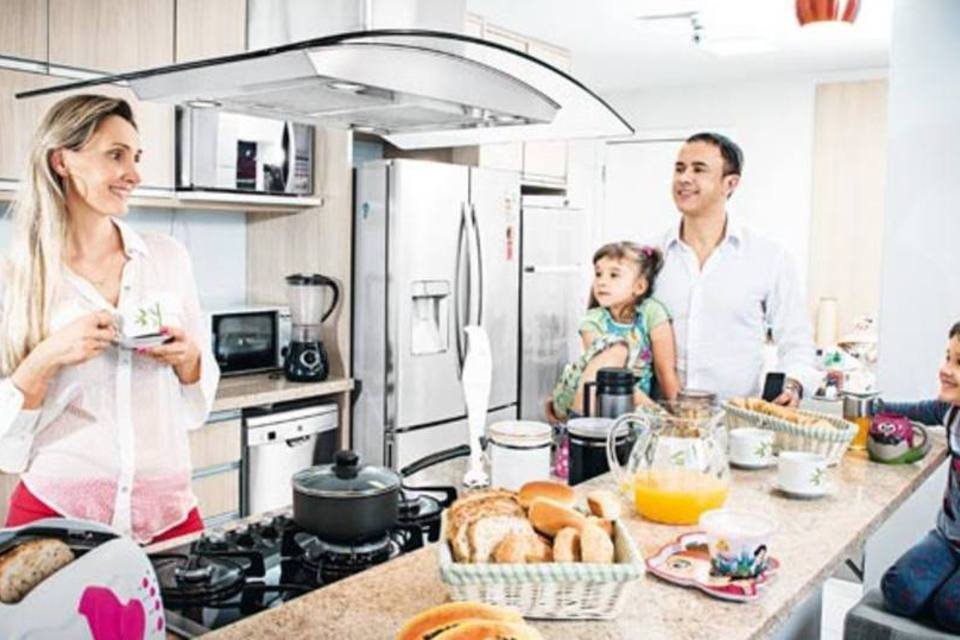 Weliton, a mulher, Andrezza, e os dois filhos: 500 000 reais para trocar móveis e eletrodomésticos (Germano Lüders/EXAME)