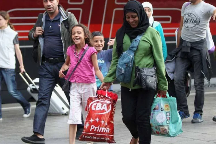 
	Fam&iacute;lia de refugiados chegam na Alemanha: por cada pessoa realocada, o Estado-membro receber&aacute; 6 mil euros, o que eleva o custo da medida para a UE a 780 milh&otilde;es de euros
 (Gettyimages)