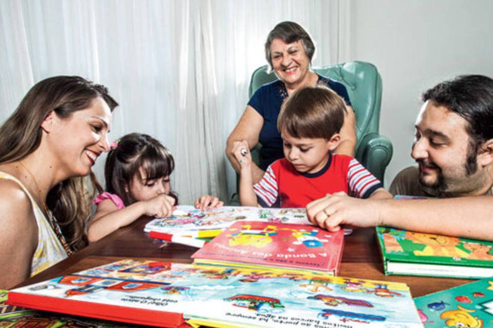 Renata com a mãe, Creusa, o marido, Roberto, e os dois filhos: dúvidas sobre a escolha entre um plano de previdência e o investimento em poupança  para as crianças (Fabiano Accorsi)