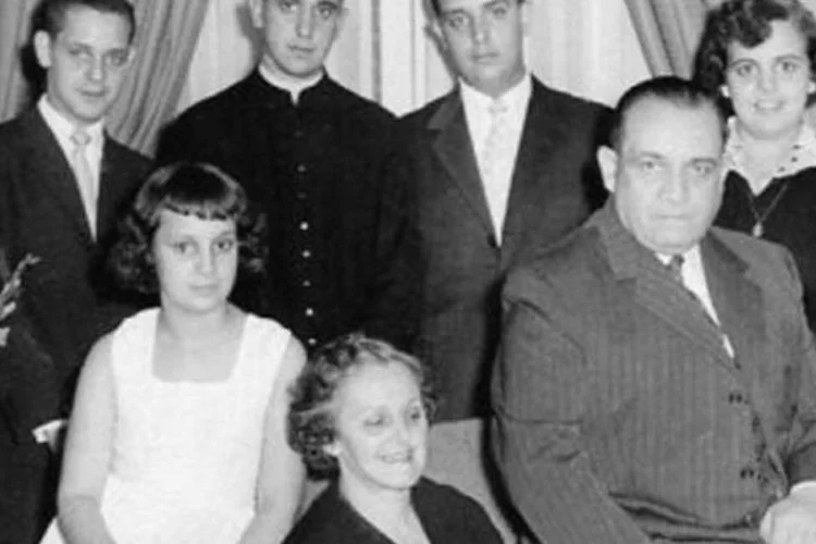 Bergoglio em foto de família: o novo Papa é o mais velho de cinco filhos, três homens e duas mulheres, fora Maria Elena, os outros três, Alberto, Oscar e Regina Marta, já morreram. (AFP)