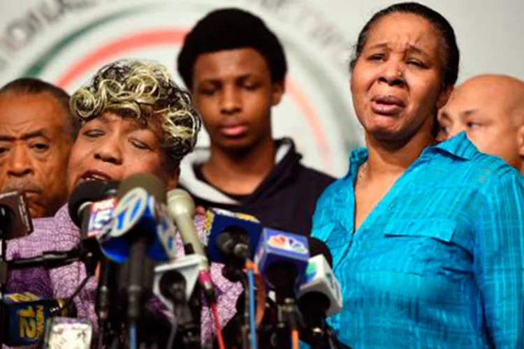 A viúva de Eric Garner, Esaw (D), e a mãe da vítima, Gwen Carr (E), durante entrevista coletiva após o anúncio de que o policial acusado de matar Eric não será levado a julgamento
 (Timothy A. Clary/AFP)