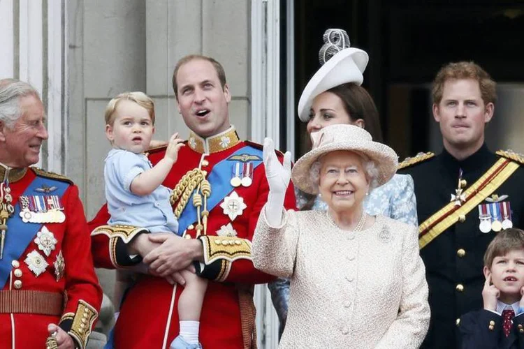 
	Fam&iacute;lia real no anivers&aacute;rio da rainha Elizabeth, em Londres: Elizabeth exibe bons &iacute;ndices de popularidade e, mesmo prestes a completar 90 anos, n&atilde;o d&aacute; sinais de que pretende abdicar do posto
 (REUTERS/Stefan Wermuth)