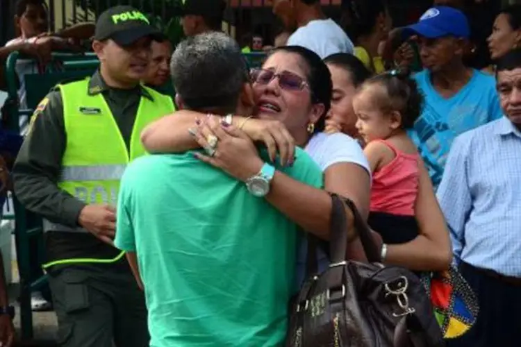 
	Familiares se emocionam: &ocirc;nibus no qual crian&ccedil;as viajavam circulava de forma ilegal
 (AFP)