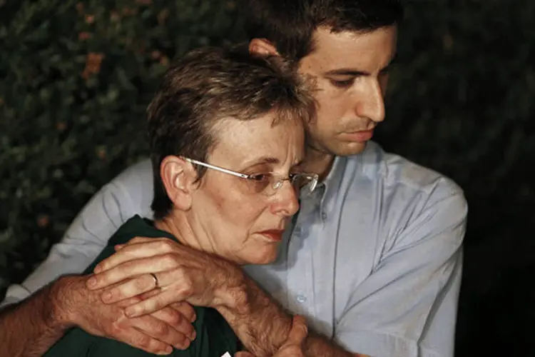 Mãe e irmão do soldado israelense Hadar Goldin, que estava desaparecido desde sexta-feira (Nir Elias/Reuters)