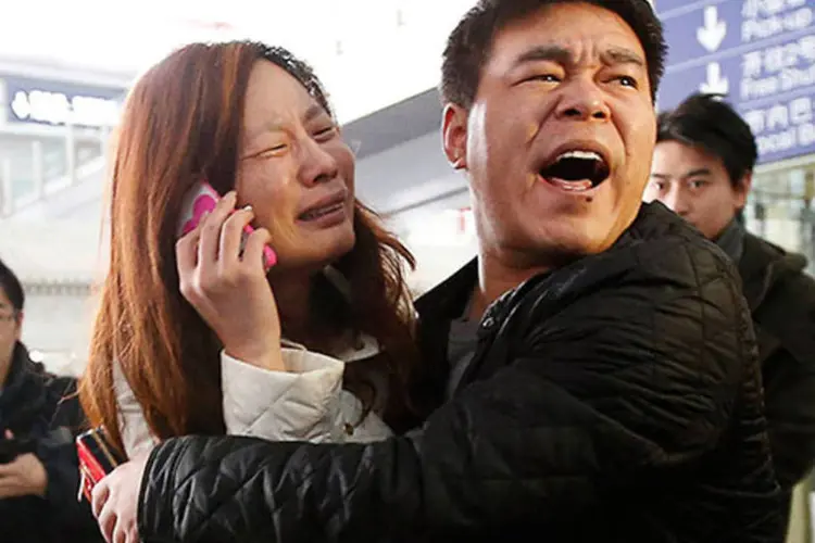 
	Parentes de passageiros do voo desaparecido da Malaysia Airlines choram:&nbsp;parentes propuseram a greve de fome como medida de press&atilde;o &agrave;s autoridades malaias
 (REUTERS/Kim Kyung-Hoon)