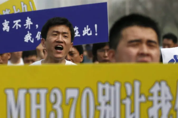 Familiares de passageiros chineses do voo MH370 durante protesto: Malásia informou que o avião caiu e que não há esperanças de se encontrar sobreviventes (Kim Kyung-Hoon/Reuters)