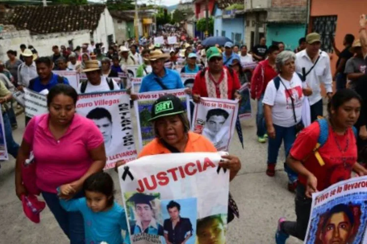 Familiares dos 43 dos estudantes mexicanos desaparecidos participam de protesto, em Iguala (Ronaldo Schemidt/AFP)