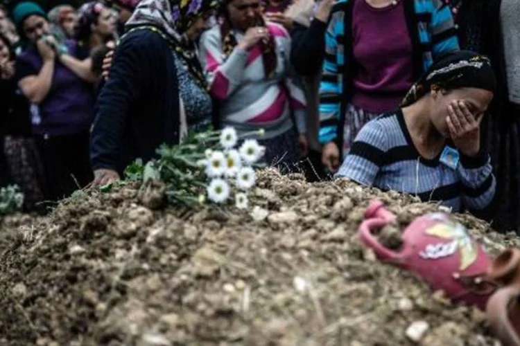 
	Familiares choram morte de mineiros:&nbsp;detidos s&atilde;o suspeitos de neglig&ecirc;ncia em rela&ccedil;&atilde;o ao acidente
 (Bulent Kilic/AFP)