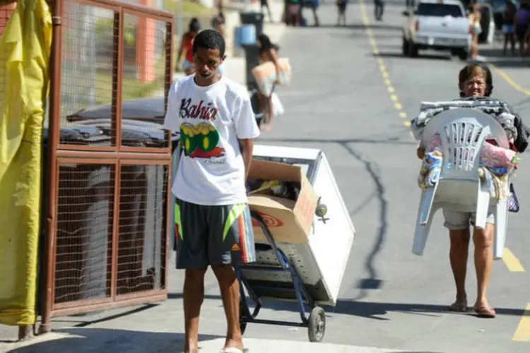 
	Fam&iacute;lias que ocuparam condom&iacute;nio do programa Minha Casa, Minha Vida, no Rio de Janeiro, desocupam os pr&eacute;dios
 (Tomaz Silva/ABr)