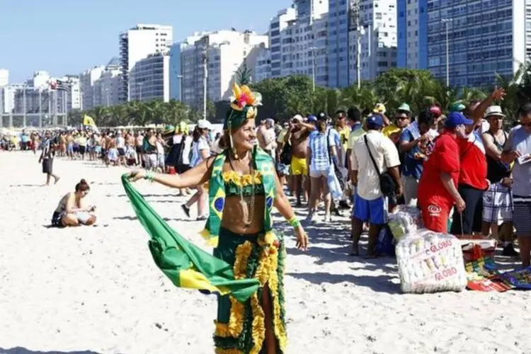 
	Fifa Fan Fest em Copacabana: ve&iacute;culos est&atilde;o estacionados na orla do Leme, perto da Fan Fest
 (Darren Staples/Reuters)
