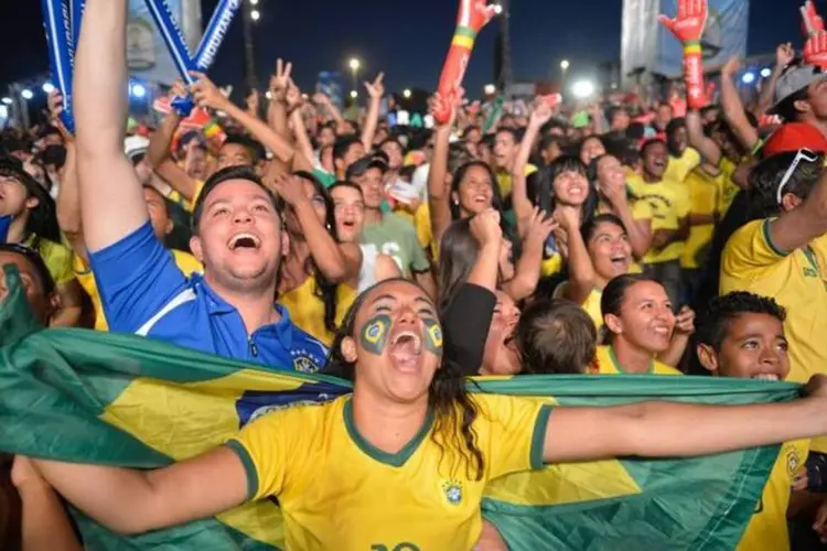 
	Fan Fest: na partida contra a Col&ocirc;mbia, foram 17 mil pessoas em espa&ccedil;o que comporta 5 mil
 (Fábio Rodrigues Pozzebom/Agência Brasil)