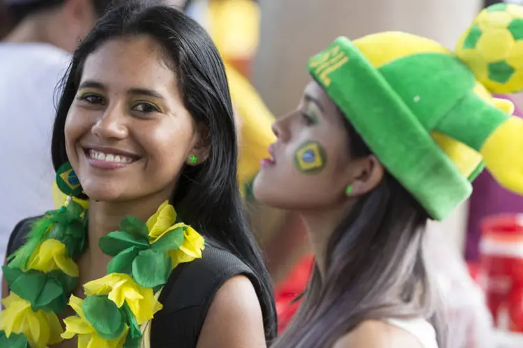 
	Torcedoras do Brasil assistem ao jogo na Fan Fest em Ponta Negra, Manaus
 (Oli Scarff/Getty Images)
