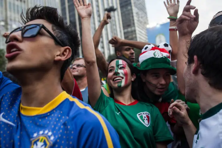 Torcedores do Brasil e do México assistem ao jogo da Copa do Mundo na Fan Fest, em São Paulo (Victor Moriyama/Getty Images)