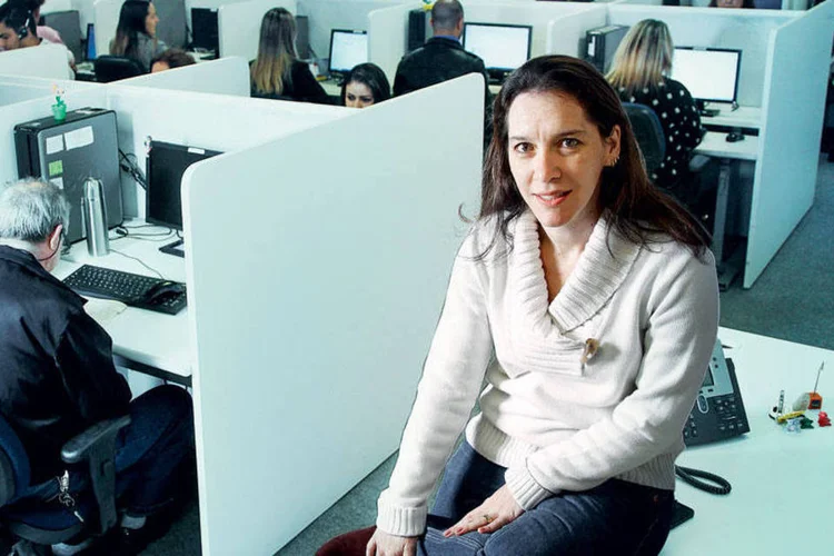 Fani Feitosa, diretora de gente e gestão da Unidas, no call center da empresa: a área de atendimento foi absorvida em 2010 e provocou mudanças 
na gestão de pessoas (Paulo Pampolin/VOCÊ RH)