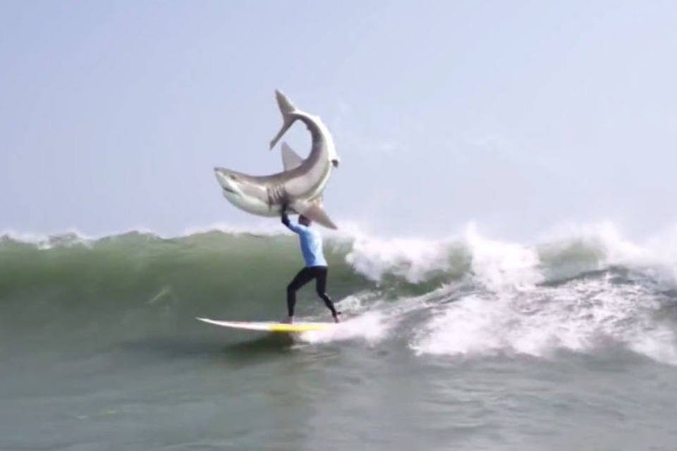 KFC faz surfista Mick Fanning enfrentar tubarão em comercial