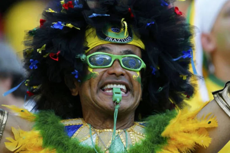 Torcedor fantasiado espera jogo de abertura da Copa do Mundo (Damir Sagolj / Reuters/Reuters)