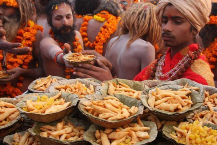 
	Distribui&ccedil;&atilde;o de alimentos em encontro religioso: segundo a FAO, a baixa no ano se deve principalmente &agrave; queda nos pre&ccedil;os do a&ccedil;&uacute;car, dos produtos l&aacute;cteos, do &oacute;leo e do azeite
 (Sanjay Kanojia)