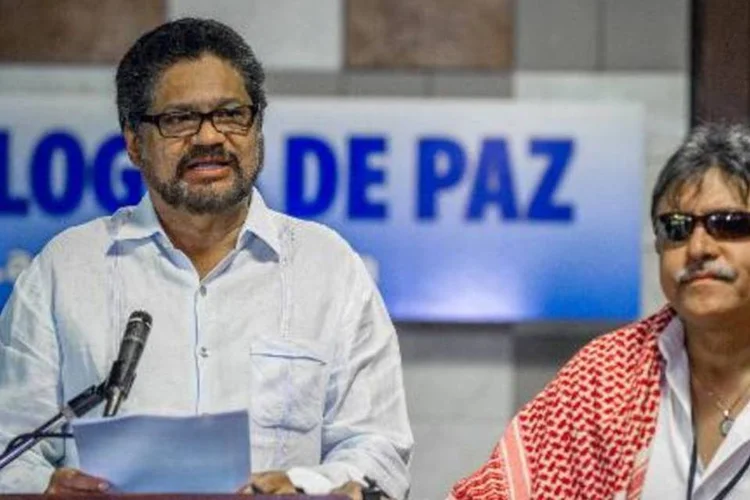 
	O negociador chefe das Farc, Ivan Marques, ao lado do comandante Jesus Santrich
 (Yamil Lage/AFP)