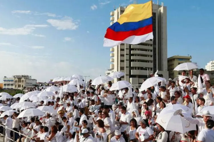 
	Acordo: quase 2.500 pessoas vestidas de branco, incluindo l&iacute;deres mundiais e 250 v&iacute;timas do conflito, acompanhar&atilde;o os discursos
 (John Vizcaino / Reuters)