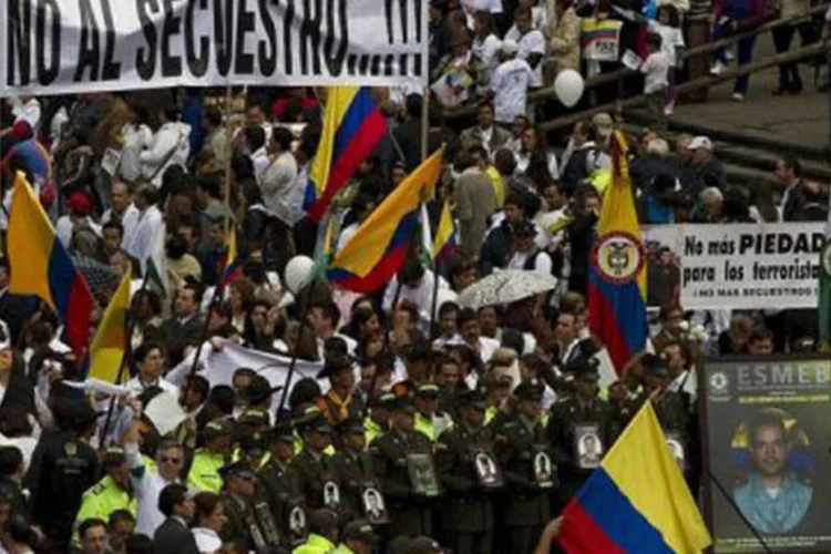 Na terça-feira, milhares de colombianos protestaram nas principais cidades do país pedindo a libertação dos reféns das Farc (Luis Acosta/AFP)