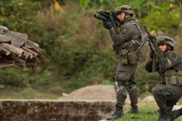 
	Soldados combatem guerrilheiros das Farc: representantes devem se encotrar em Cuba para um di&aacute;logo de paz
 (Luis Robayo/AFP)