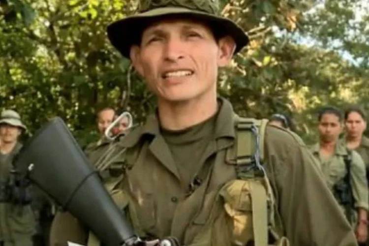 Foto tirada de vídeo mostra guerrilheiro das Farc lendo comunicado que confirma sequestro de Langlois (Carlos Villalon/Karl Penhaul/AFP)