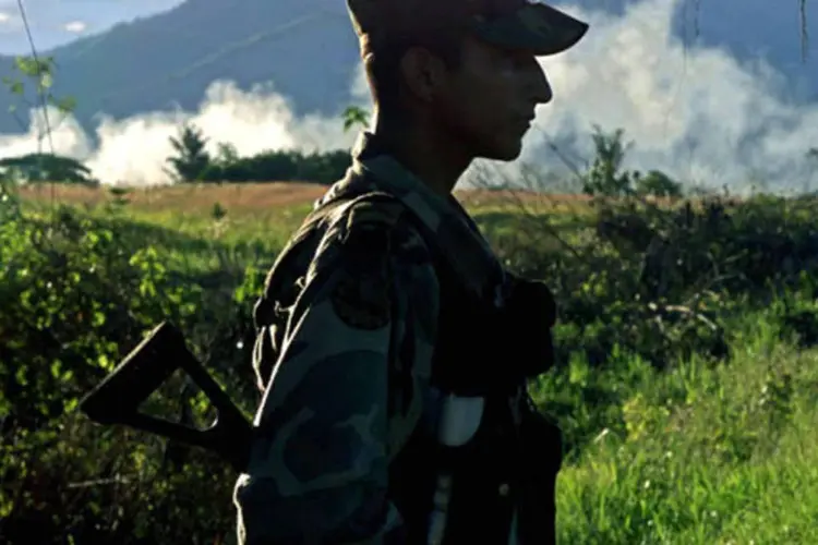 
	Soldado na selva colombiana: granadas e morteiros foram usados no ataque
 (Carlos Villalon/Getty Images)