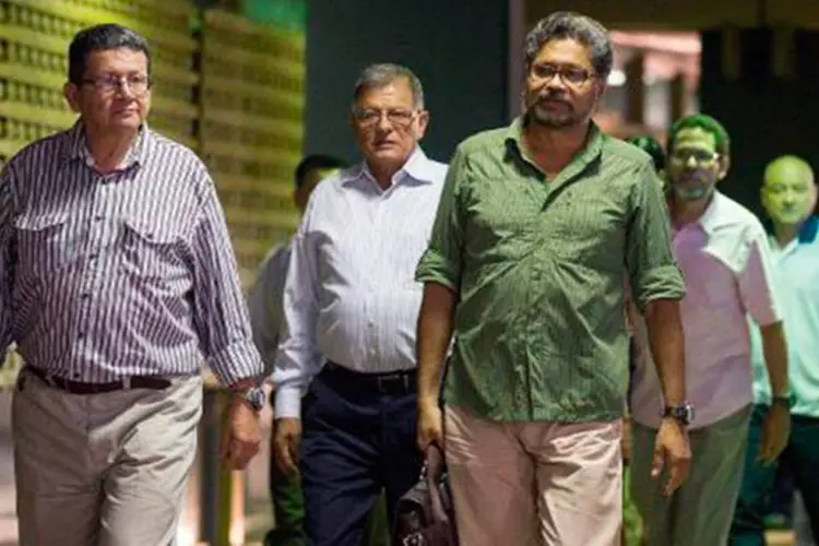 
	Comandantes das Farc chegam &agrave;s negocia&ccedil;&otilde;es com o governo da Col&ocirc;mbia, em Havana
 (Yamil Lage/AFP)
