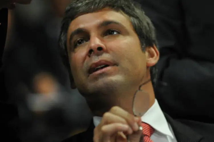 
	O senador Lindbergh Farias: o petista garantiu que &quot;n&atilde;o vai haver&quot; um pedido do ex-presidente Lula&nbsp; e da atual presidente da Rep&uacute;blica para que ele retire a candidatura
 (Antônio Cruz/ABr)