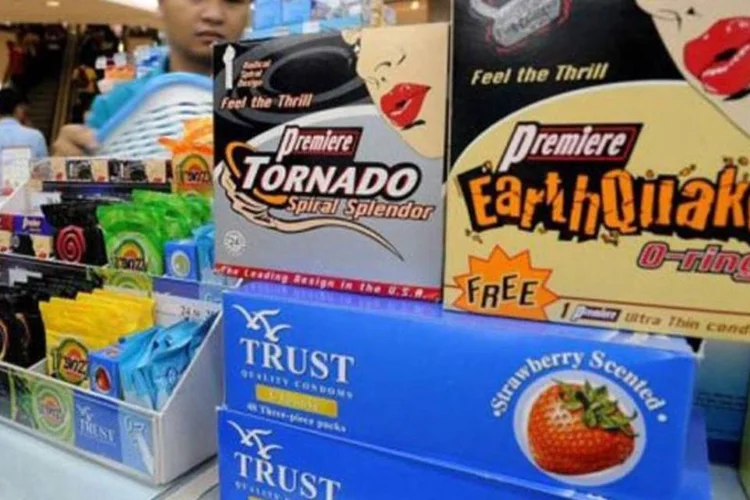 Setor de preservativos em farmácia: foram gastos R$ 27,3 milhões, sendo o preço unitário R$ 1,36 (Jay Directo/AFP)