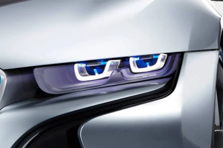 A novidade tem três diodos de laser para gerar um único facho que consome menos da metade da energia e tem intensidade mil vezes maior que as luzes de LEDs (Divulgação)