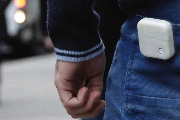 CH4: o dispositivo precisa estar encaixado no bolso ou no cinto da parte de trás da calça para rastrear os gases (Divulgação/CH4)