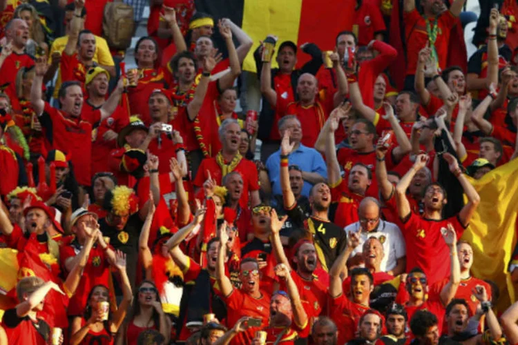 
	Torcedores comemoram vit&oacute;ria da B&eacute;lgica sobre a Coreia do Sul pela Copa, no Itaquer&atilde;o
 (Eddie Keogh/Reuters)