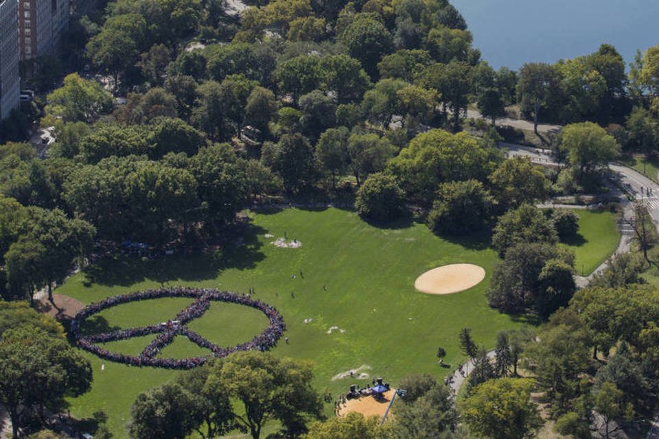 Fãs comemoram aniversário de John Lennon no Central Park